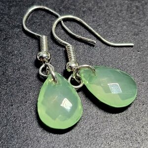 $1 with $5+ bundle•Green faceted crystal dangle earrings 0277